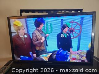 MaxSold Auction: Emerson LF391EM4 39" LED LCD TV - Toronto (Ontario, Canada) SELLER MANAGED Moving Online Auction - Enfield Avenue