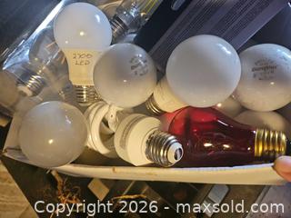 MaxSold Auction: Mixed Lot of 11–20 Light Bulbs (LED, Incandescent, CFL, Filament, Colored) - Toronto (Ontario, Canada) SELLER MANAGED Moving Online Auction - Enfield Avenue
