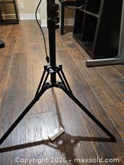 MaxSold Auction: USB-Powered 4-Head LED Grow Light in Black - Toronto (Ontario, Canada) SELLER MANAGED Moving Online Auction - Enfield Avenue