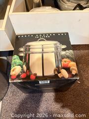 MaxSold Auction: Assorted Kitchen Cookware: Mixing Bowls, Nonstick Pan, Glass Dishes A - Ottawa (Ontario, Canada) PARTNER MANAGED Downsizing Online Auction - Topley Crescent