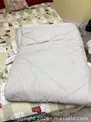 MaxSold Auction: Comforter, Quilt and Pillow A - Ottawa (Ontario, Canada) PARTNER MANAGED Downsizing Online Auction - Topley Crescent