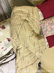 MaxSold Auction: Comforter, Quilt and Pillow A - Ottawa (Ontario, Canada) PARTNER MANAGED Downsizing Online Auction - Topley Crescent