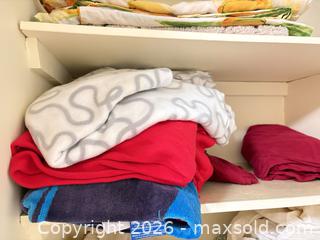 MaxSold Auction: Lot of 20+ Bath Towels, Hand Towels, Sheets & Pillowcases A - Ottawa (Ontario, Canada) PARTNER MANAGED Downsizing Online Auction - Topley Crescent