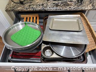 MaxSold Auction: Lot of baking sheets, muffin tin, pie dish, cooling rack & trivet B - Ottawa (Ontario, Canada) PARTNER MANAGED Downsizing Online Auction - Topley Crescent