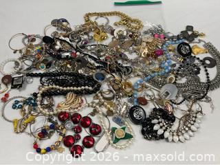 MaxSold Auction: Giant Grab Bag Lot of Costume Jewelry - Campbell (California, USA) PARTNER MANAGED Estate Sale Online Auction -  Dell Avenue