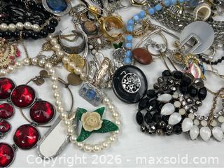 MaxSold Auction: Giant Grab Bag Lot of Costume Jewelry - Campbell (California, USA) PARTNER MANAGED Estate Sale Online Auction -  Dell Avenue