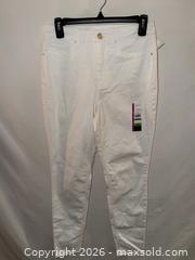 MaxSold Auction: NWT LADIES JUNIORS SIZE 9 WHITE SKINNY JEANS - Warwick Township (Pennsylvania, USA) SELLER MANAGED Estate Sale Online Auction - Crocker Lane