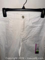 MaxSold Auction: NWT LADIES JUNIORS SIZE 9 WHITE SKINNY JEANS - Warwick Township (Pennsylvania, USA) SELLER MANAGED Estate Sale Online Auction - Crocker Lane