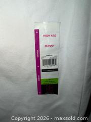 MaxSold Auction: NWT LADIES JUNIORS SIZE 9 WHITE SKINNY JEANS - Warwick Township (Pennsylvania, USA) SELLER MANAGED Estate Sale Online Auction - Crocker Lane