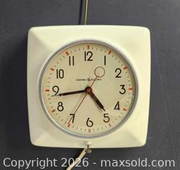 MaxSold Auction: Vintage GE Electric Clock working great - Toronto (Ontario, Canada) PARTNER MANAGED Reseller Online Auction - Queen Street West.