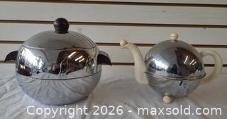 MaxSold Auction: West Bend Mid-Century Penguin Teapot & Ice Bucket Set - Toronto (Ontario, Canada) PARTNER MANAGED Reseller Online Auction - Queen Street West.