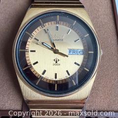 MaxSold Auction: Vintage 2001 Pulsar V103-6089 Gold Tone Day Date Watch | With Casing/Box - Toronto (Ontario, Canada) SELLER MANAGED Reseller Online Auction -  Crouse Road (STORAGE)