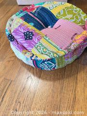 MaxSold Auction: Decor Rug Pillows and Stool - Houston (Texas, USA) SELLER MANAGED Downsizing Online Auction - Coleridge Street