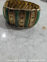 MaxSold Auction: Vintage green marbled expansion cuff - Trent Hills (Ontario, Canada) SELLER MANAGED Reseller Online Auction - Industrial Drive