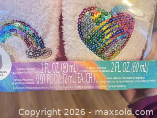 MaxSold Auction: Pink Dazzel Spa Gift Set with Size 8.5 Slippers - Smiths Falls (Ontario, Canada) SELLER MANAGED Downsizing Online Auction - Salmon Side Road