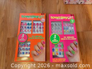 MaxSold Auction: townleygirl Self-Adhesive Press-On Nails, 36-Piece - Smiths Falls (Ontario, Canada) SELLER MANAGED Downsizing Online Auction - Salmon Side Road