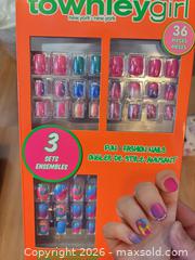 MaxSold Auction: townleygirl Self-Adhesive Press-On Nails, 36-Piece - Smiths Falls (Ontario, Canada) SELLER MANAGED Downsizing Online Auction - Salmon Side Road