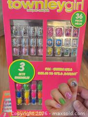 MaxSold Auction: townleygirl Self-Adhesive Press-On Nails, 36-Piece - Smiths Falls (Ontario, Canada) SELLER MANAGED Downsizing Online Auction - Salmon Side Road