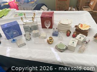 MaxSold Auction: Assorted Glass, Porcelain & Brass Home Decor Lot - Las Vegas (Nevada, USA) PARTNER MANAGED Estate Sale Online Auction -  Argent Star Court