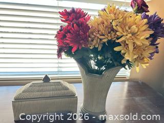 MaxSold Auction: Austin Sculpture Off-White Ribbed Ceramic Covered Box/Vase - Las Vegas (Nevada, USA) PARTNER MANAGED Estate Sale Online Auction -  Argent Star Court