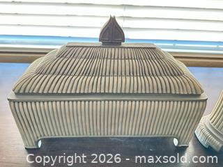 MaxSold Auction: Austin Sculpture Off-White Ribbed Ceramic Covered Box/Vase - Las Vegas (Nevada, USA) PARTNER MANAGED Estate Sale Online Auction -  Argent Star Court