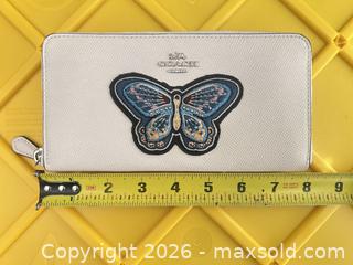 MaxSold Auction: Coach White Leather Zip-Around Continental Wallet - Las Vegas (Nevada, USA) PARTNER MANAGED Estate Sale Online Auction -  Argent Star Court