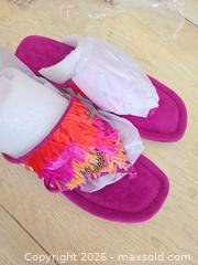 MaxSold Auction: Donald Pliner Pink/Fuchsia Flip Flop Thong Sandals, US 7.5 - Las Vegas (Nevada, USA) PARTNER MANAGED Estate Sale Online Auction -  Argent Star Court