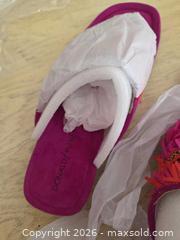 MaxSold Auction: Donald Pliner Pink/Fuchsia Flip Flop Thong Sandals, US 7.5 - Las Vegas (Nevada, USA) PARTNER MANAGED Estate Sale Online Auction -  Argent Star Court