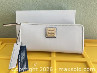MaxSold Auction: Dooney & Bourke White Leather Zip Medium Wallet - Las Vegas (Nevada, USA) PARTNER MANAGED Estate Sale Online Auction -  Argent Star Court