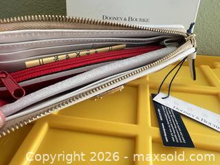 MaxSold Auction: Dooney & Bourke White Leather Zip Medium Wallet - Las Vegas (Nevada, USA) PARTNER MANAGED Estate Sale Online Auction -  Argent Star Court
