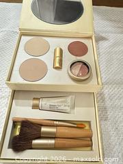 MaxSold Auction: Jane Iredale Makeup Starter Kit - Las Vegas (Nevada, USA) PARTNER MANAGED Estate Sale Online Auction -  Argent Star Court