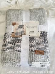 MaxSold Auction: Koolaburra by UGG Aurora Chenille Throw 50 x 70 in Grey Dove Melange - Las Vegas (Nevada, USA) PARTNER MANAGED Estate Sale Online Auction -  Argent Star Court