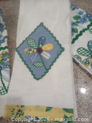 MaxSold Auction: Lot of 4+ Cotton Floral Kitchen Towels - Las Vegas (Nevada, USA) PARTNER MANAGED Estate Sale Online Auction -  Argent Star Court