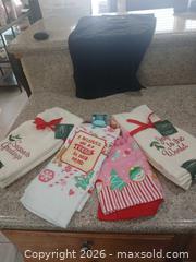 MaxSold Auction: St. Nicholas Square Christmas Cotton Kitchen & Hand Towels, Lot of 6 - Las Vegas (Nevada, USA) PARTNER MANAGED Estate Sale Online Auction -  Argent Star Court