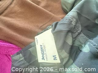 MaxSold Auction: Women's Size M Mixed Clothing Lot, 20+ Pieces - Las Vegas (Nevada, USA) PARTNER MANAGED Estate Sale Online Auction -  Argent Star Court