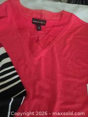 MaxSold Auction: Women's T-shirt / Tank Top Lot Size M (4-5 pcs) - Las Vegas (Nevada, USA) PARTNER MANAGED Estate Sale Online Auction -  Argent Star Court