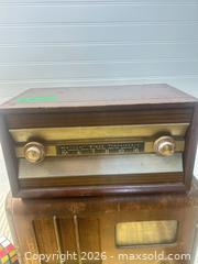 MaxSold Auction: Vintage Radio lot 2 - Carleton Place (Ontario, Canada) SELLER MANAGED Reseller Online Auction - Victoria Street