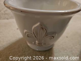 MaxSold Auction: Mixed Decorative Lot: Ceramic Vases, Planter, Box & Glassware - Kingston (Ontario, Canada) PARTNER MANAGED Moving Online Auction - Fernmoor Drive