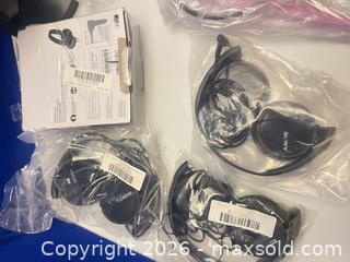 MaxSold Auction: Sony assorted headphones and headphone stand lot — 7+ pieces - Vaughan (Ontario, Canada) SELLER MANAGED Downsizing Online Auction - Confederation Parkway
