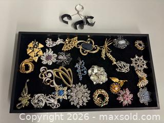 MaxSold Auction: (20+) Vintage Assorted Costume Brooches - Toronto (Ontario, Canada) SELLER MANAGED Reseller Online Auction - Chesswood Drive