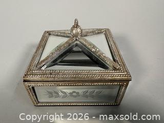 MaxSold Auction: (4) Vintage Covered Trinket Boxes  - Toronto (Ontario, Canada) SELLER MANAGED Reseller Online Auction - Chesswood Drive