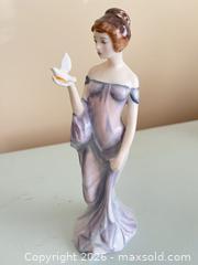 MaxSold Auction: Royal Doulton Porcelain Figurine / Statue (6–10 in) - Toronto (Ontario, Canada) SELLER MANAGED Estate Sale Online Auction - Widdicombe Hill