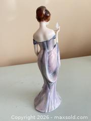 MaxSold Auction: Royal Doulton Porcelain Figurine / Statue (6–10 in) - Toronto (Ontario, Canada) SELLER MANAGED Estate Sale Online Auction - Widdicombe Hill