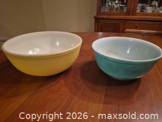 MaxSold Auction: Vintage Pyrex Large Mixing Bowl, Yellow & Green - Toronto (Ontario, Canada) SELLER MANAGED Estate Sale Online Auction - Widdicombe Hill