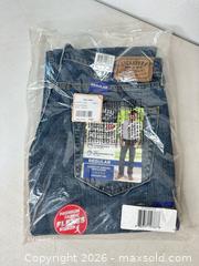 MaxSold Auction: Signature by Levi Strauss & Co. W32 L32 Regular Straight Leg Jeans - San Jose (California, USA) SELLER MANAGED Downsizing Online Auction - East Humboldt Street