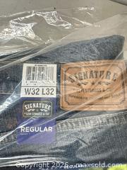 MaxSold Auction: Signature by Levi Strauss & Co. W32 L32 Regular Straight Leg Jeans - San Jose (California, USA) SELLER MANAGED Downsizing Online Auction - East Humboldt Street