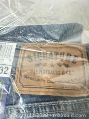 MaxSold Auction: Signature by Levi Strauss & Co. W32 L32 Regular Straight Leg Jeans - San Jose (California, USA) SELLER MANAGED Downsizing Online Auction - East Humboldt Street