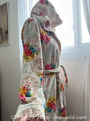 MaxSold Auction: Floral 100% cotton robe - Toronto (Ontario, Canada) PARTNER MANAGED Downsizing Online Auction - Mclevin Avenue PART TWO