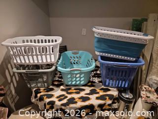 MaxSold Auction: Set of 5 Medium Plastic Laundry Baskets — Sterilite/Type A/Rubbermaid - Quinte West (Ontario, Canada) SELLER MANAGED Reseller Online Auction -  Fairground Road