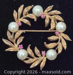MaxSold Auction: 14K Gold Brooch with 10 Pearls & Pink Stones 10g Vintage Wreath Design DWCI mark - Toronto (Ontario, Canada) PARTNER MANAGED Downsizing Online Auction - McAdam Avenue